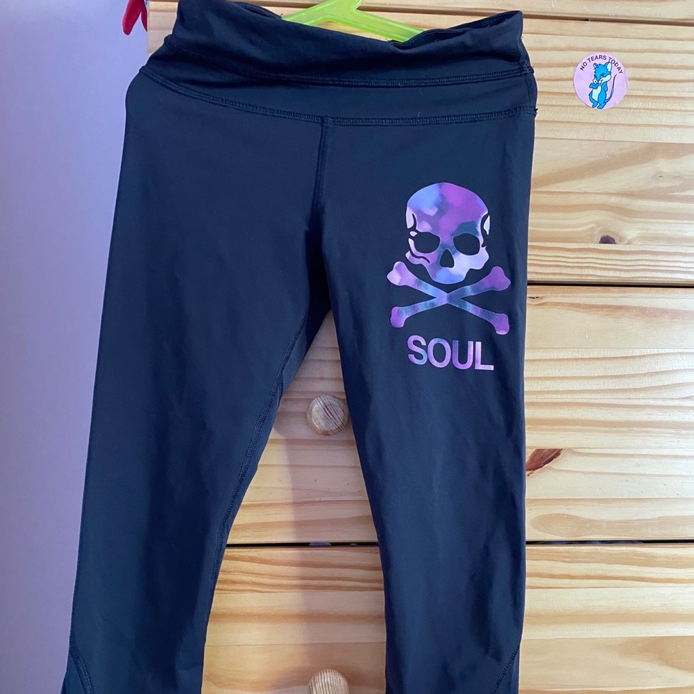 Lululemon leggings size 2, capri  with skull
